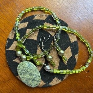Stunning green-earth toned necklace and earring bundle!